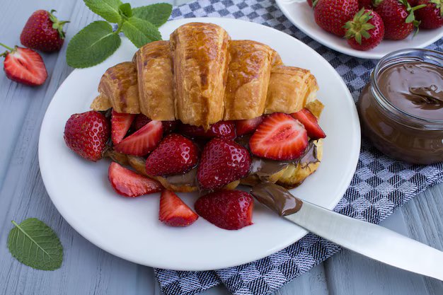 ÇİLEKLİ ÇİKOLATALI KRUVASAN